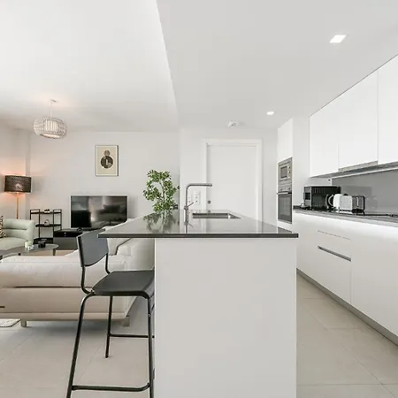 Modern 3 Bedroom *