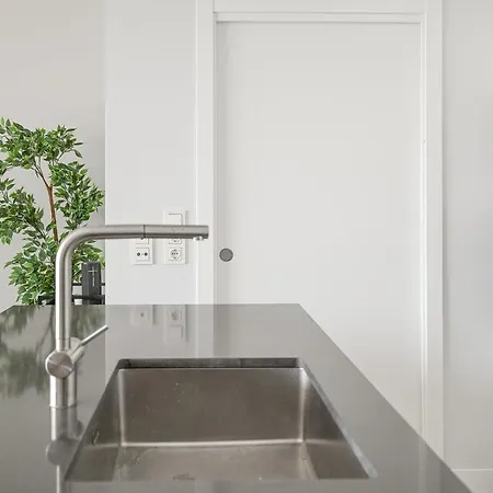 Modern 3 Bedroom Apartment *