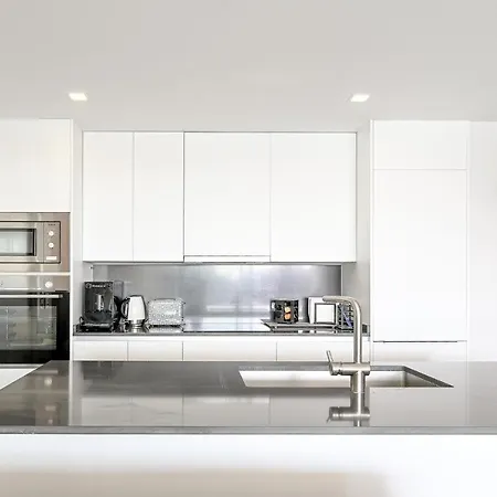 Apartment Modern 3 Bedroom *