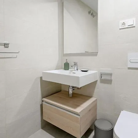 Modern 3 Bedroom Apartment *